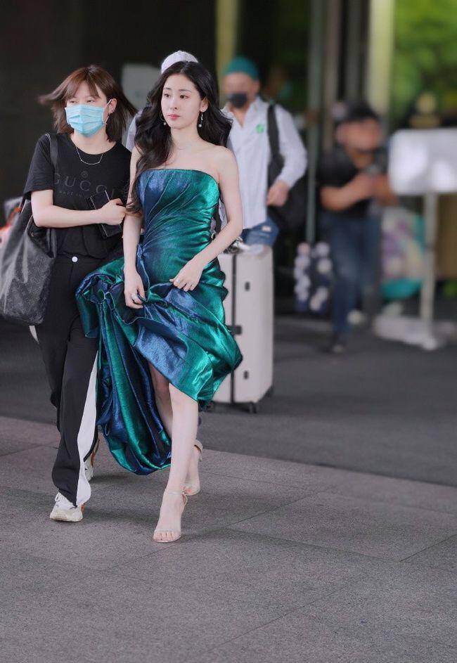色调|张碧晨身材挺好，穿孔雀绿丝绒抹胸裙配波浪卷，美成小贵妇
