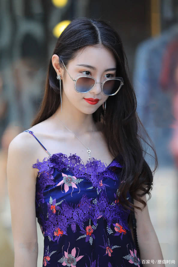 都说|都说紫色是最难驾驭的,但看了她的“天花乱坠裙”,我也敢穿了!