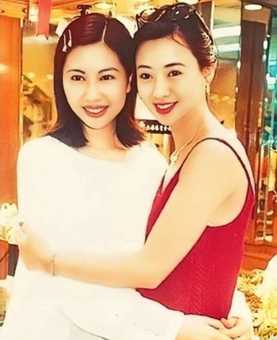 54岁杨宝玲为儿子拒绝复出,三婚嫁初恋老公,婚后靠收股息生活!