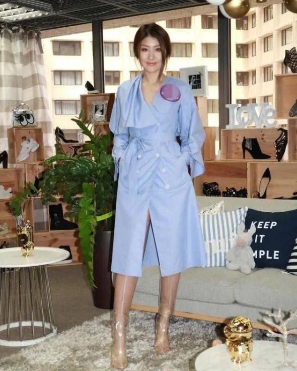 千金|陈慧琳不愧是“富家千金”,穿蓝色风衣配液体靴,高级又洋气