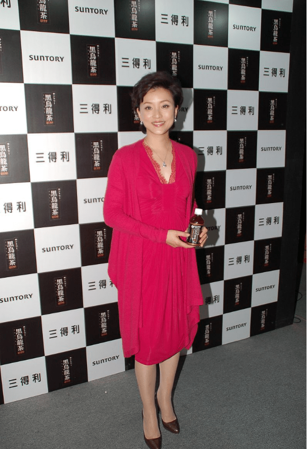 身材|杨澜气质高级文雅,穿玫粉色长裙也照样显老,还好身材有看头