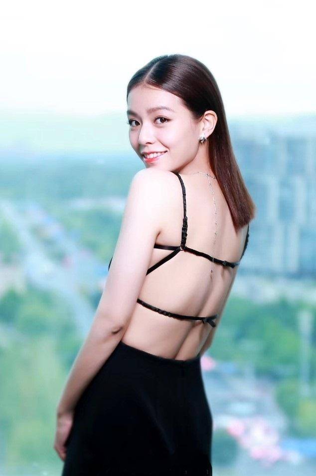 黑色|宋芸桦疯狂起来我都怕，露背的长裙很有女人味，这“虐背”啊！