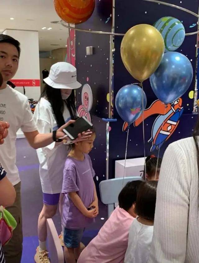黑色|李小璐和甜馨又穿母女装，同款小黑裙扎丸子头美成姐妹，真不像38