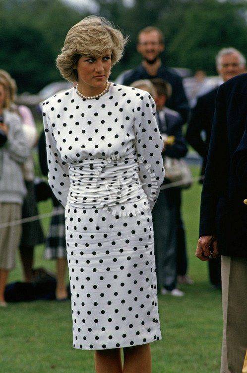 碧翠丝|英国碧翠丝公主挺8个月大孕肚亮相！泡泡袖波点裙可爱，变美好多