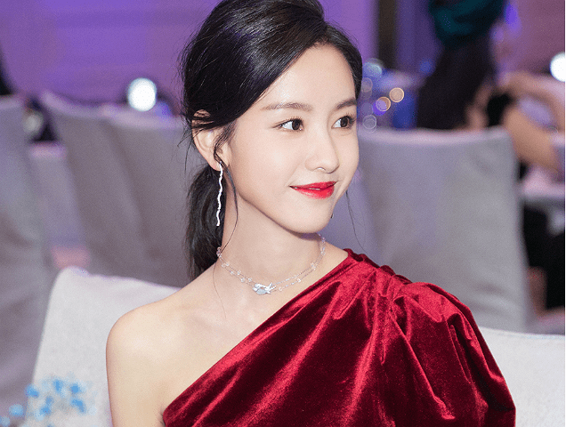 身材苗条|继杨超越后，她再次把7000的裙子穿出廉价感，网友：求求你P图吧