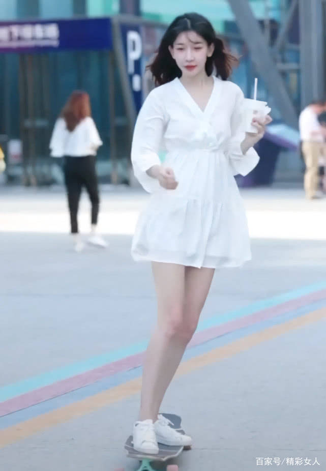 身材|据说穿着白裙子滑滑板的女孩，更容易让男孩子心动，就像她一样