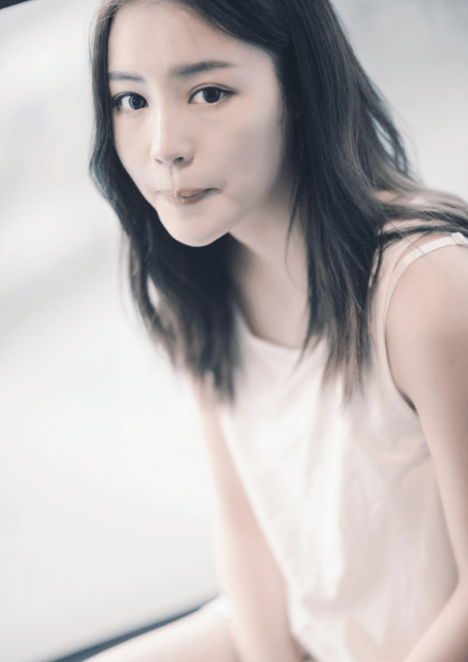 人心神|简单的白色吊带裙,深情的注视,让人心动,又觉虚无缥缈