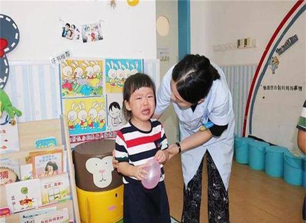 因为|“新型冷暴力”正在幼儿园盛行，孩子表达不出来，家长也一无所知