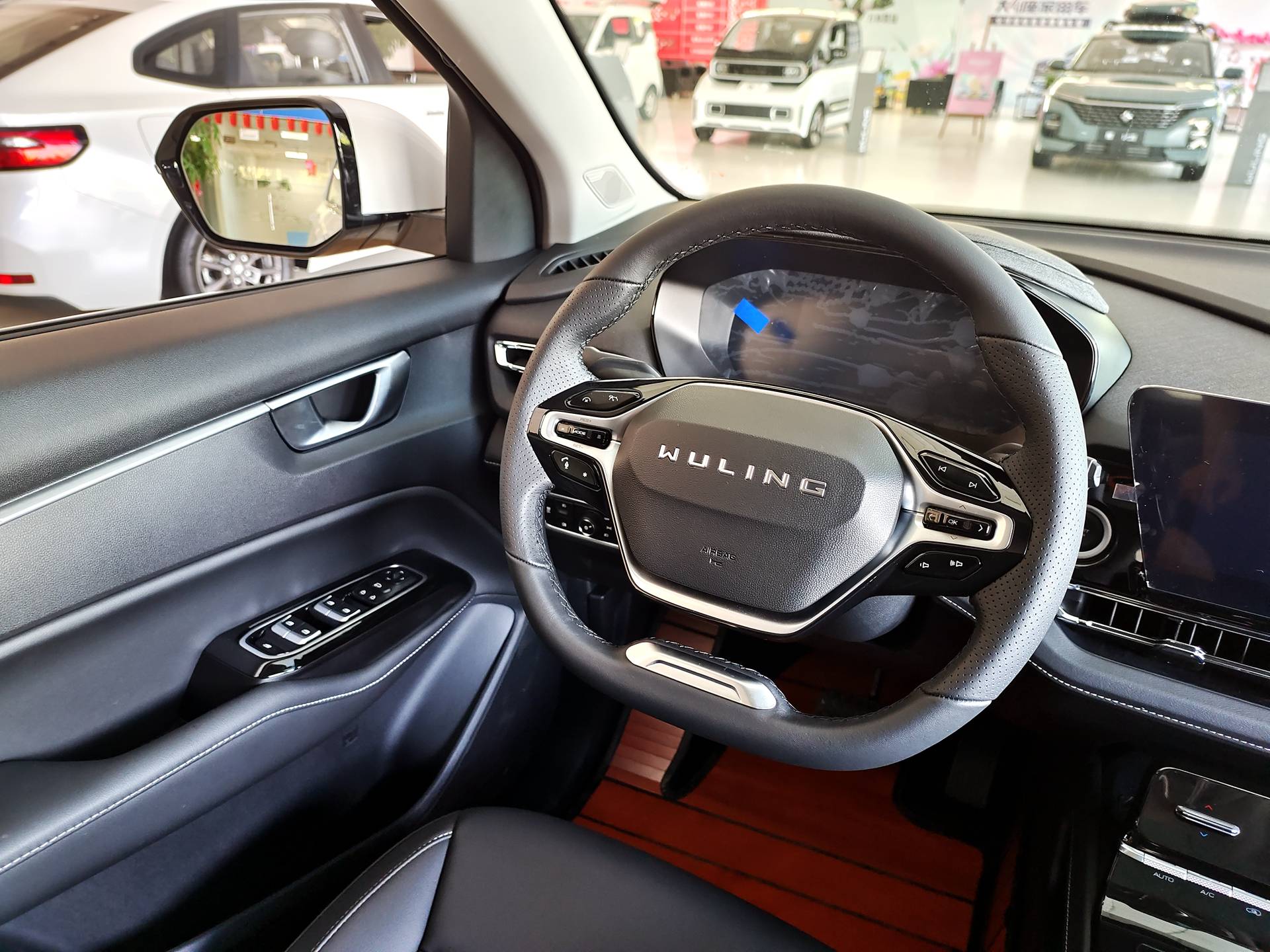 双幅式多功能方向盘使用了皮革材质包裹,两侧还进行了打孔处理,手感