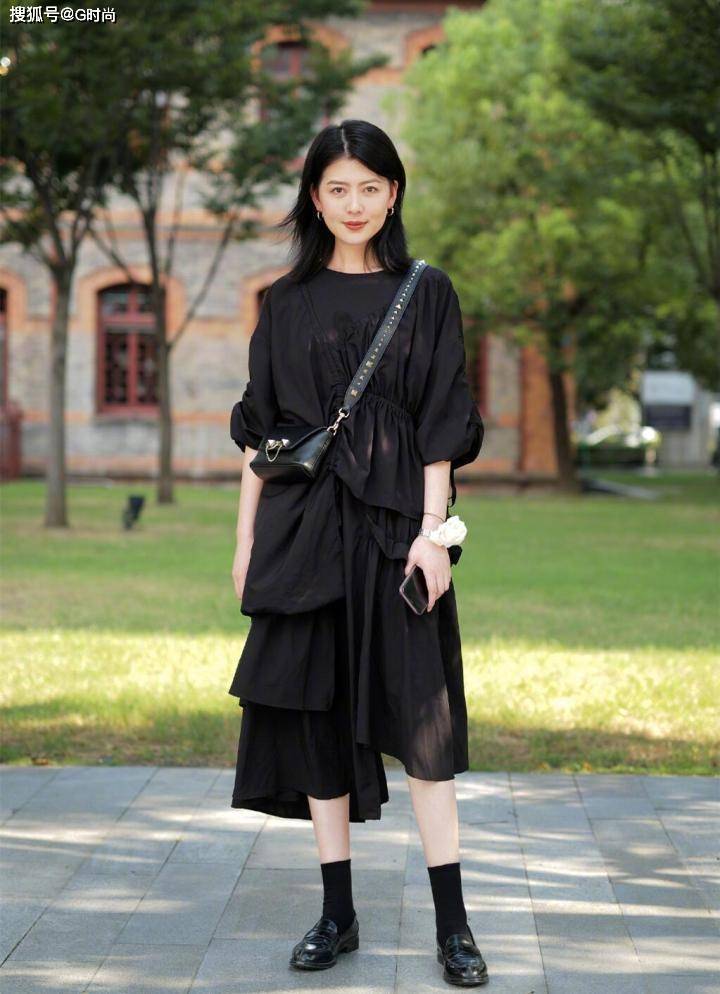 感觉|夏日出街不知道穿什么，选一条小黑裙永远不会出错，显瘦又显气质
