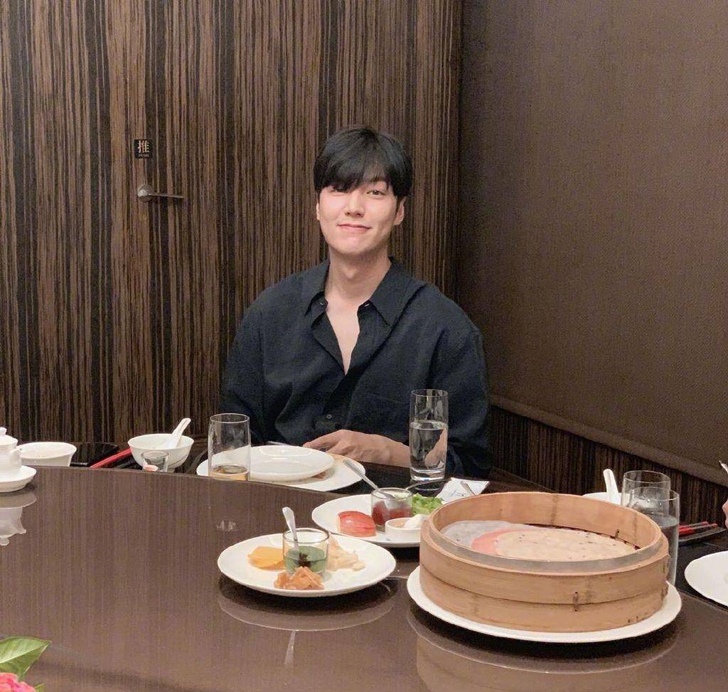 黑色|32岁李敏镐退伍后变高调，穿黑衬衫少系一颗扣，帅得差点认不出