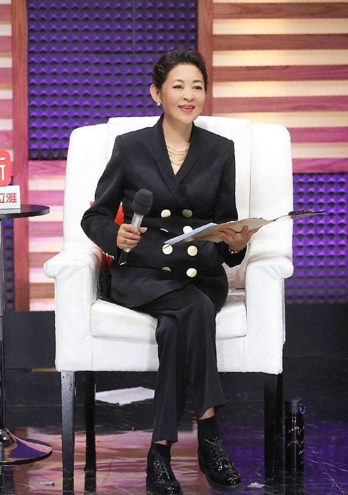 系上|60岁倪萍素颜走机场，穿风衣搭阔腿裤时髦高级，果然瘦下来更美了
