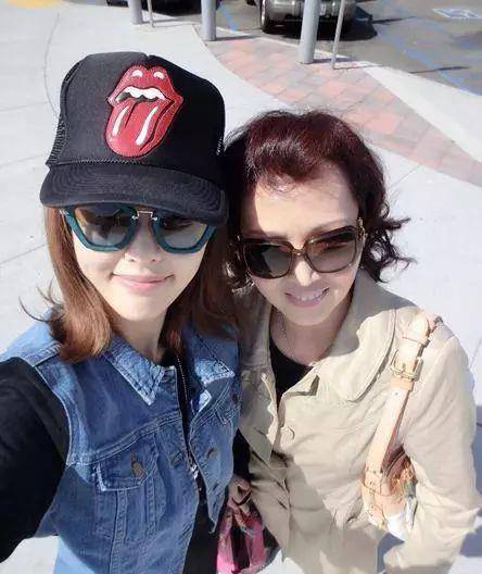 漂亮|唐嫣妈妈和罗晋妈妈对比，一个却满脸皱纹，一个身穿名牌漂亮时髦