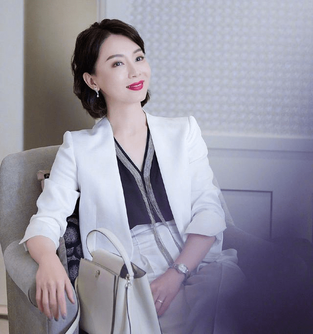 发型|当陈小艺和徐帆同框，终于明白50、60岁女人，为什么都喜欢留短发