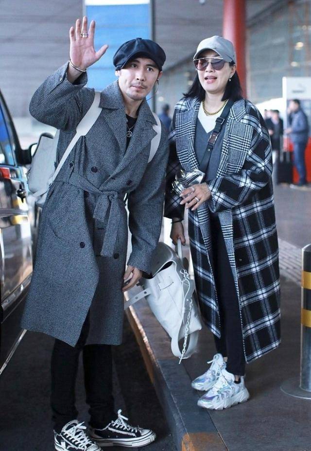 经典|49岁钟丽缇机场高调秀恩爱，却被59岁婆婆抢镜，穿格纹大衣太有范