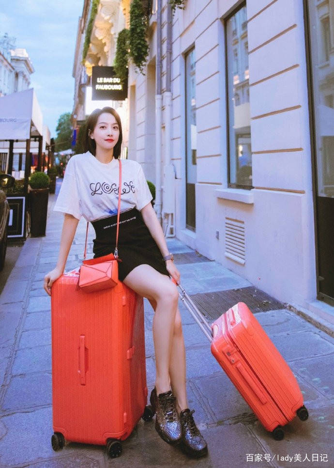 夏天|宋茜一字肩针织裙穿出颜值巅峰，齐肩短发干练又有少女心，圈粉