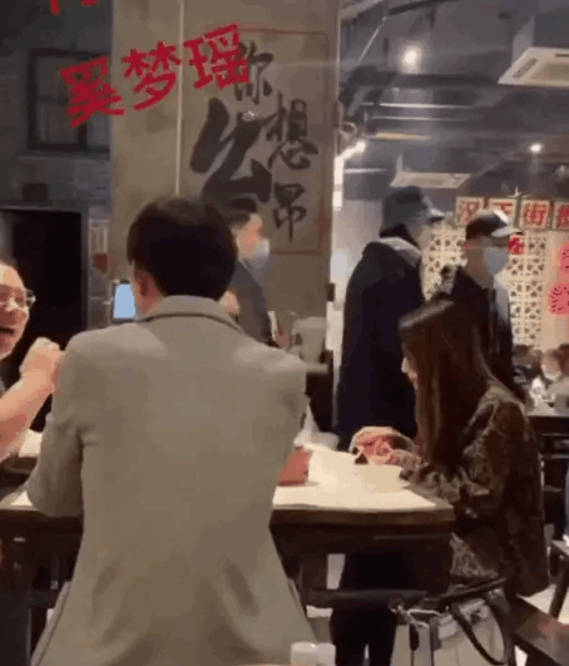 何猷君|好事将近？奚梦瑶全身宽松黑衣出门，脚踩平底鞋肚子隆起明显！