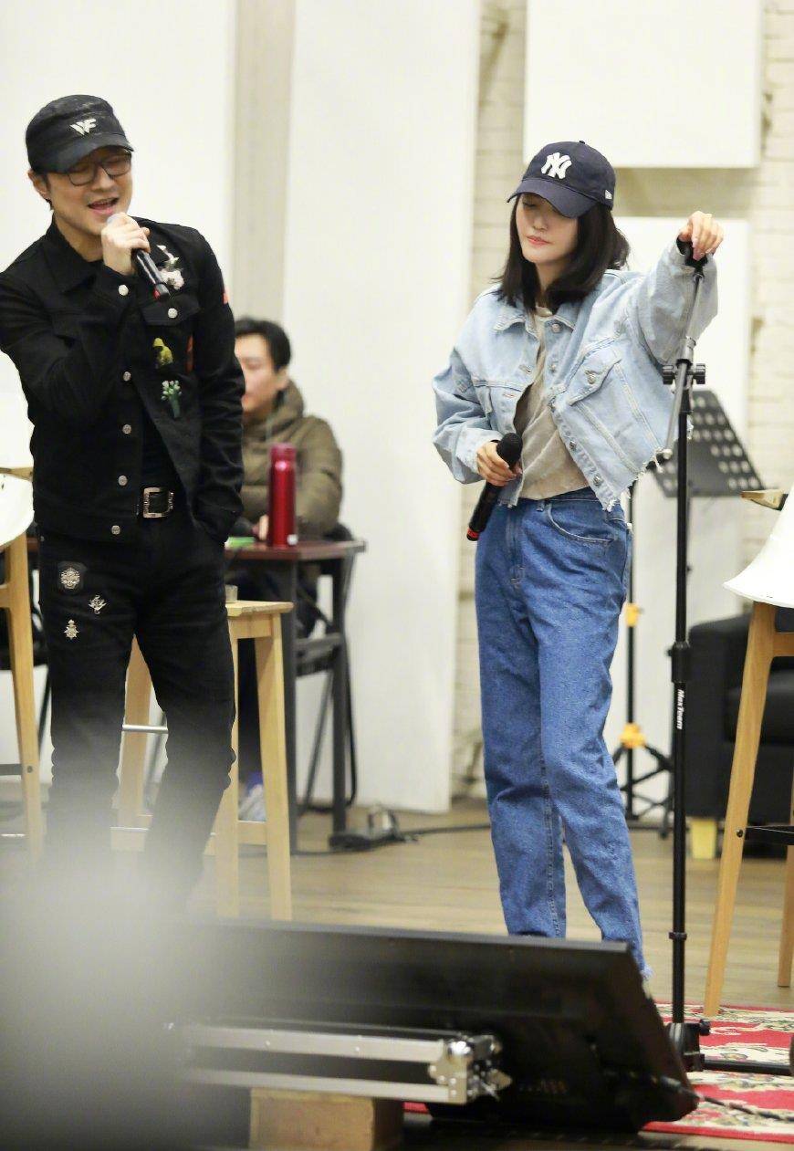 手表|汪峰终于不穿皮裤,却被谭维维的蕾丝长筒靴和手表抢镜!