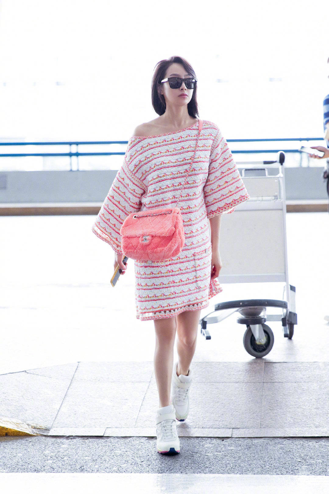 连衣裙|宋茜穿4万块连衣裙走机场!配贵价毛绒包惹人关注 看出高级感了吗