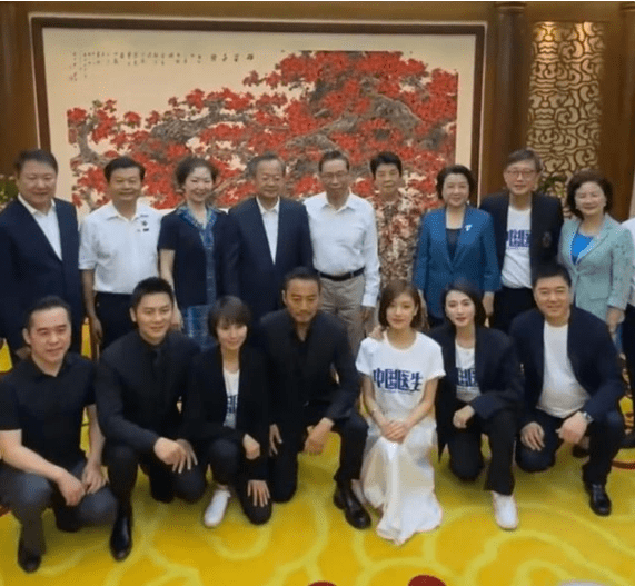 印花|85岁李少芬罕见现身，印花衬衫配裤装气质不输袁泉，钟南山也出镜