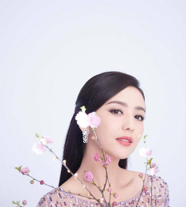 刺绣|36岁佟丽娅真是“貌美如花”，穿三套礼服霸气主持春晚，气质真好