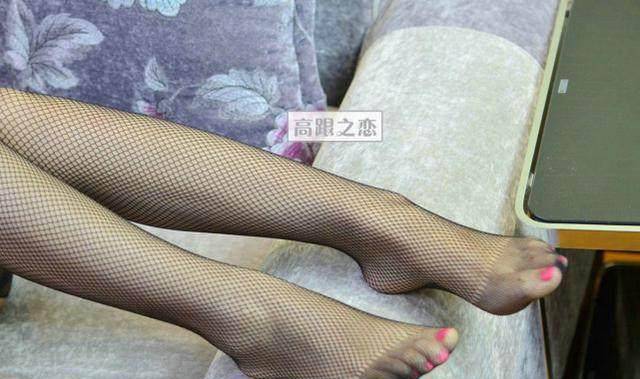 八卦爆料|渔网丝袜搭配高跟鞋，展现美女气质