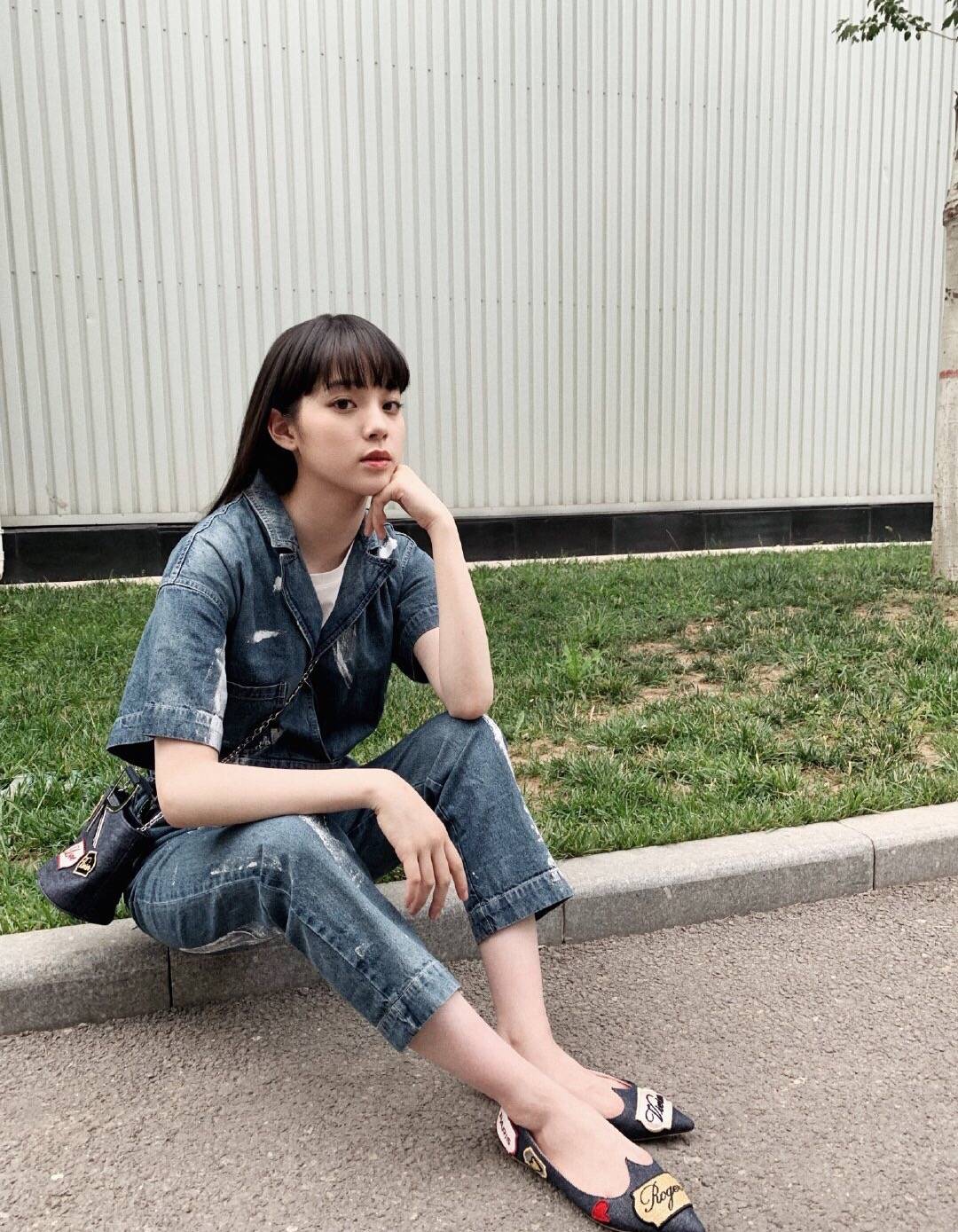 娜比|欧阳娜娜真是时髦精,平价衬衫配简单半裙照样大气,借鉴度满分