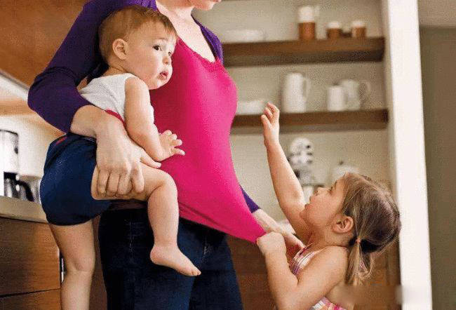 宝爸|三年生俩娃，全职妈妈被外人羡慕轻松，过来人：宁愿出去工作