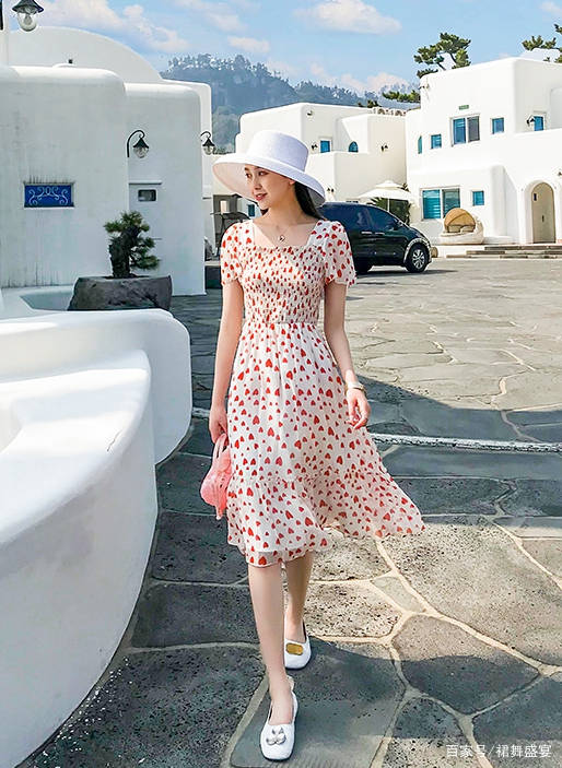 风景|夏季必不可少的波点连衣裙又来啦,街头的亮眼风景就是你了
