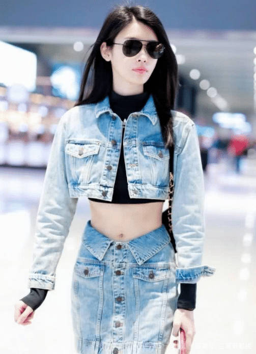 何猷君|何猷君到底娶了个什么天使？穿40cm牛仔裙，这腰是上帝赐的吗？
