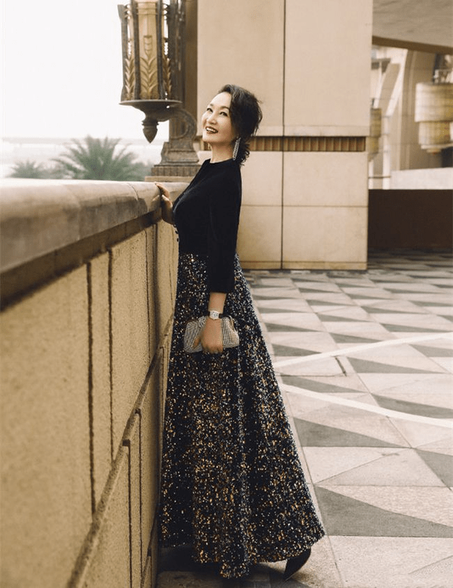 前妻|腾格尔找老婆眼光好，前妻气质优雅高级，肌肤细滑穿深色好显白