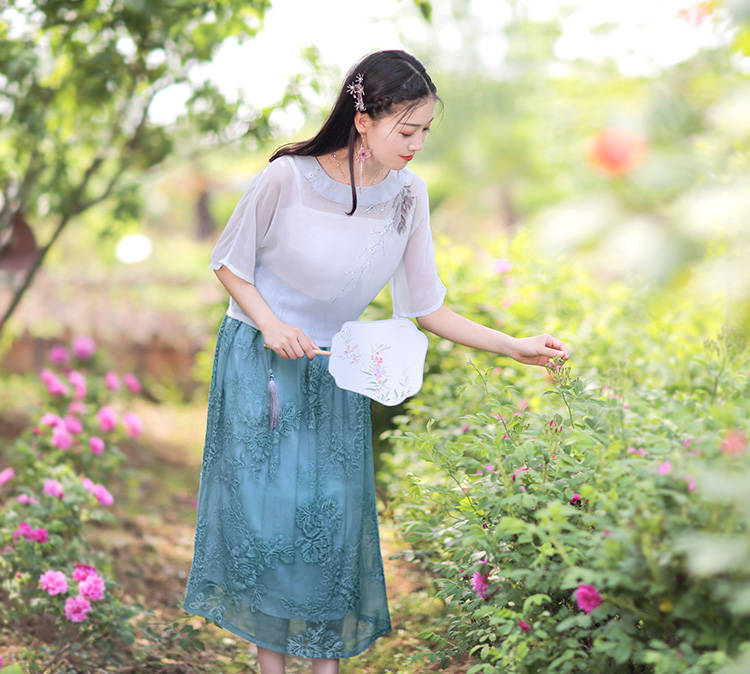 视觉|小个子也能穿得很仙美，中式上衣+半裙，不仅显高还显初恋气质！