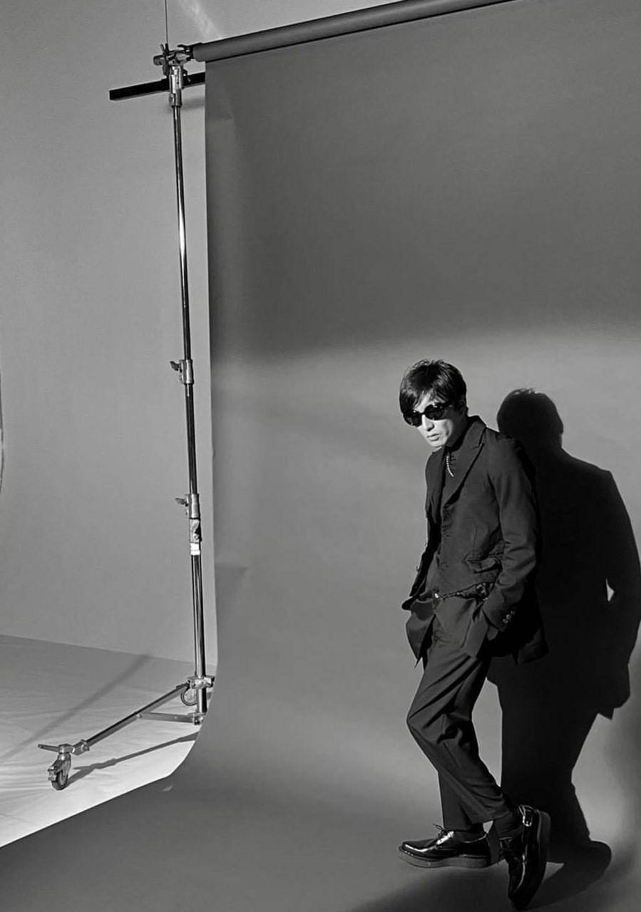 木村拓哉穿小背心秀肌肉,lv配大金链暴发户造型也驾驭,雅痞帅气