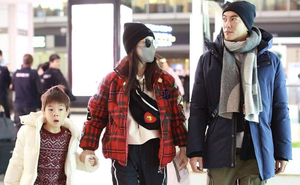 蓝色|霍思燕一家现身，穿棉衣也挡不住腰身，嗯哼一言不合就拿妈妈撒气