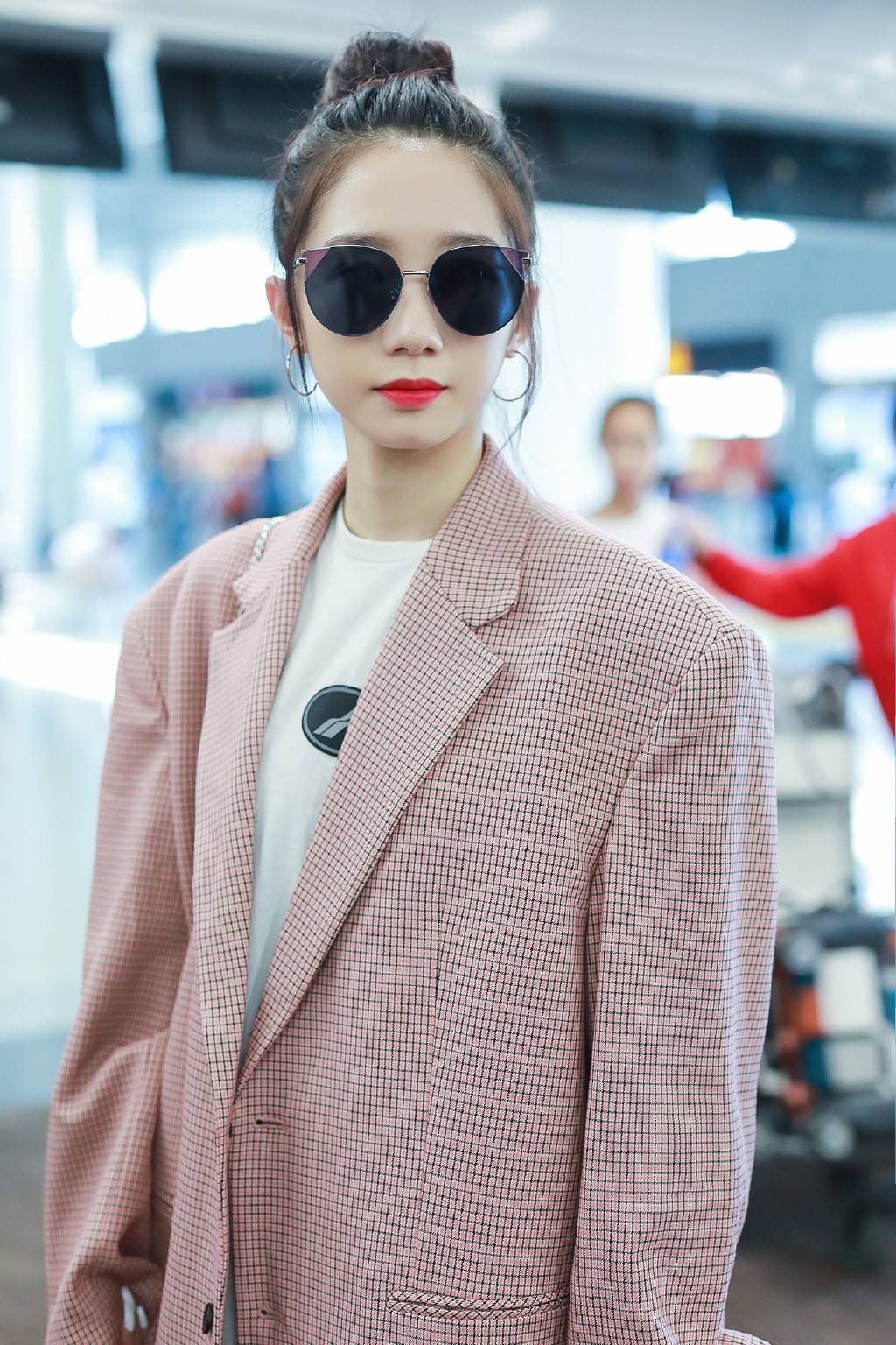 选手|孟美岐T恤当裙子穿,还配男友风西装,简直大写的“自信霸气”