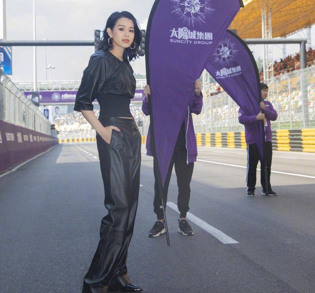 黑色|40岁胡杏儿瘦得不真实,穿皮裤连腰都塞不满,产后4月竟成小腰精