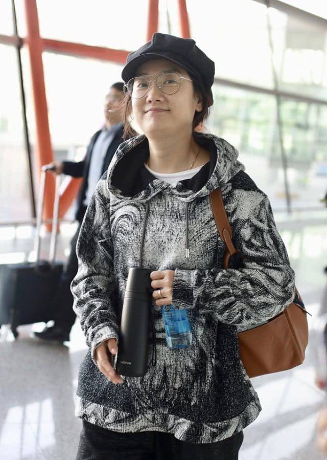 身材|“凤凰传奇”玲花出镜，穿素人装拎保温杯好随意，身材颜值很真实