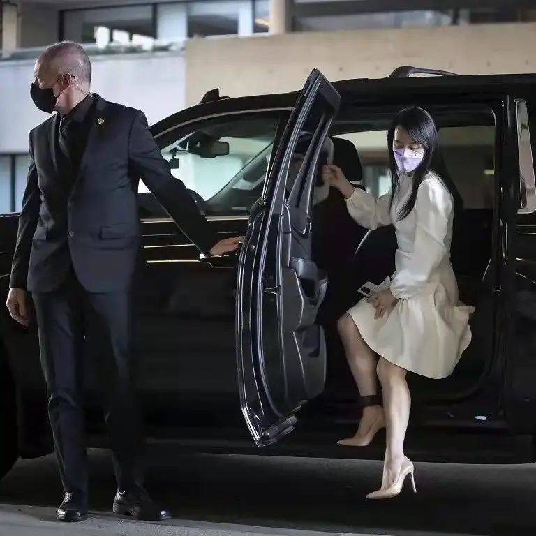 孟晚舟穿白裙气质是好,但生图脸发黄出油明显老了,有中年老感!