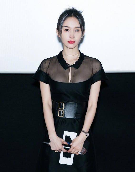 典范|王子文不愧是娇小女生穿衣典范,一身黑色透视裙,完美hold住场面