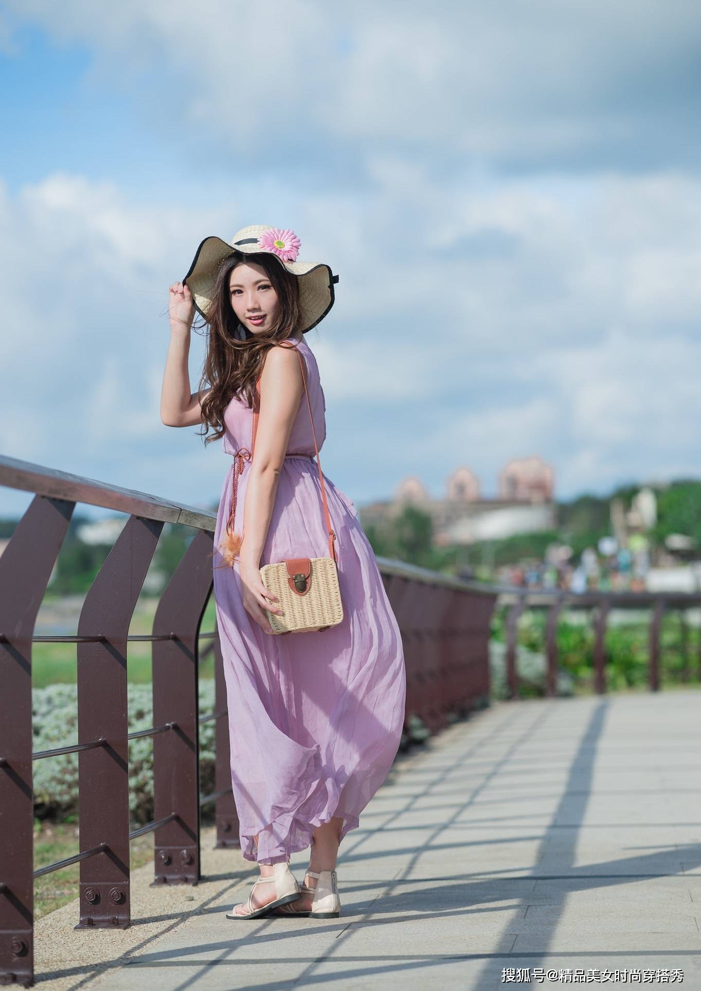 条纹|一字肩连衣裙，性感迷人，搭配一双高跟鞋，尽显优雅的淑女气质