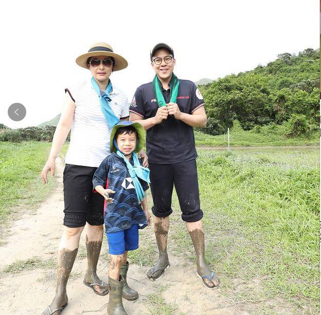 西装|郭晶晶首涂红唇穿西装出席活动，气质惊艳全场，曾说她土气太打脸