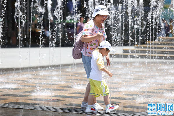 图集 嬉戏玩水清凉夏日 旅游 华夏世纪新闻