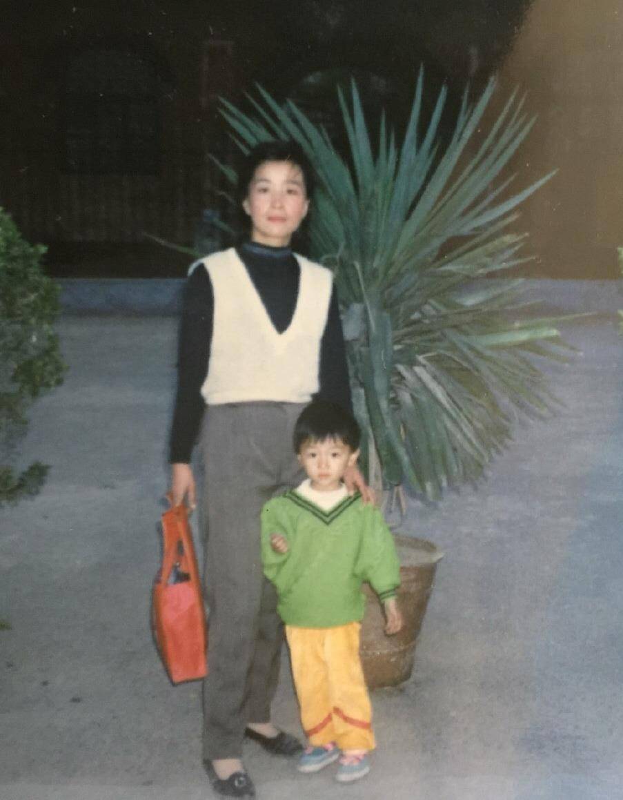 黑色|周冬雨生日晒“特别”蛋糕,别看她平时穿得时髦,吃的却很接地气