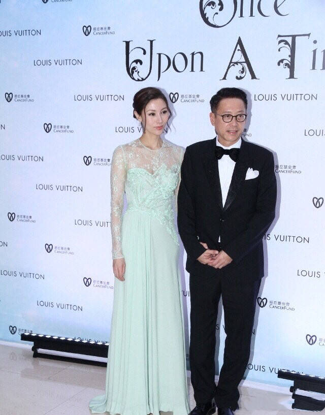 身材|李嘉欣会打扮,阿姨辈穿蕾丝裙像小姑娘,难怪许晋亨走红毯也带她