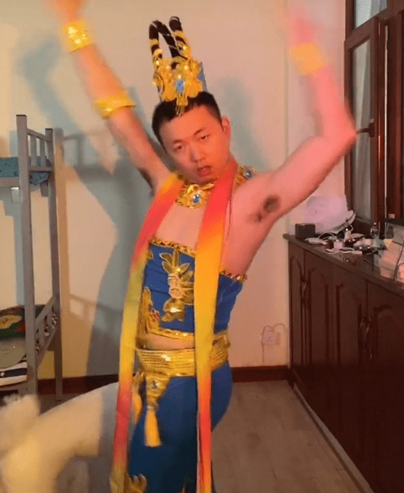 药水|药水哥遇到对手，2百万人围观艺术大秀，药水哥：以后你是我妹妹