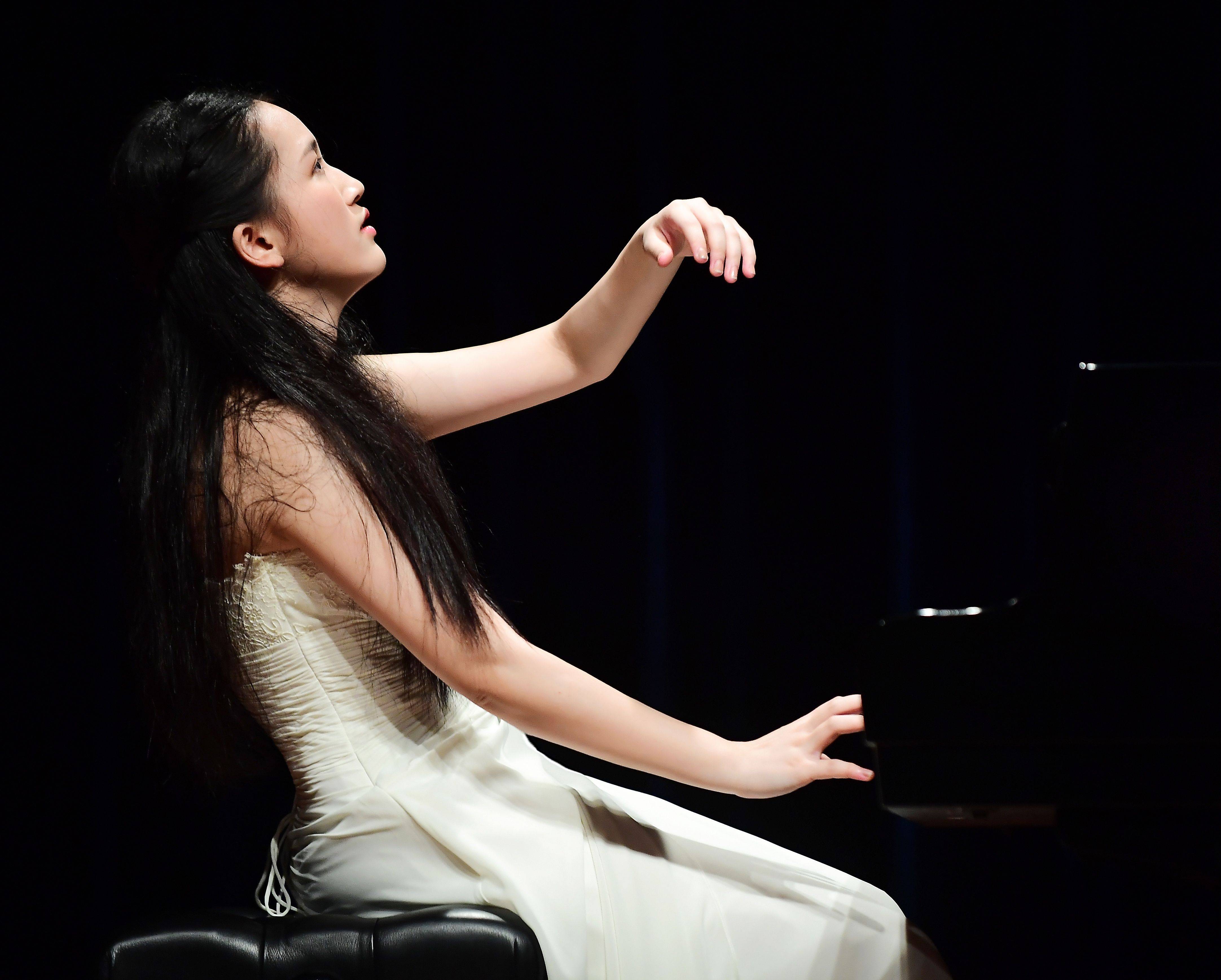 【名人百科】旅美青年钢琴家王思颖_音乐