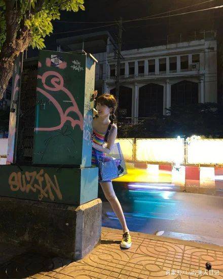 夏天|1件彩虹吊带裙能穿火一整个夏天！照着金泫雅这种穿法，轻松撩人