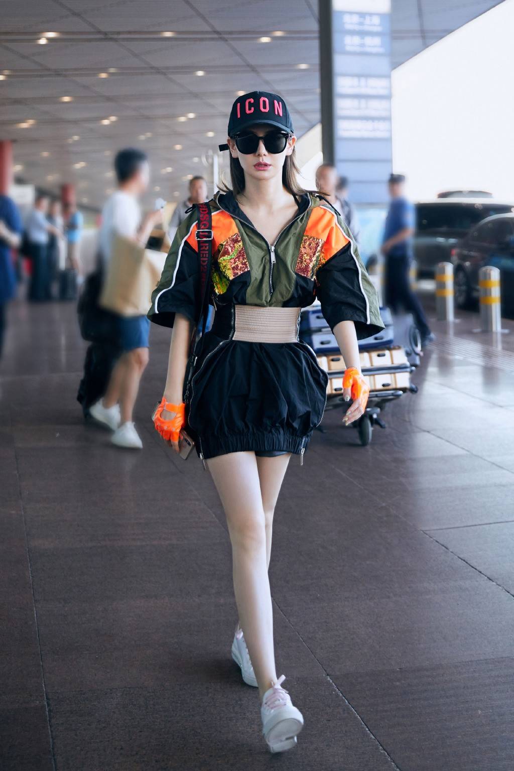 活动|戚薇总让人意想不到，修身粉裙看似包裹严实，可一坐下就成焦点了