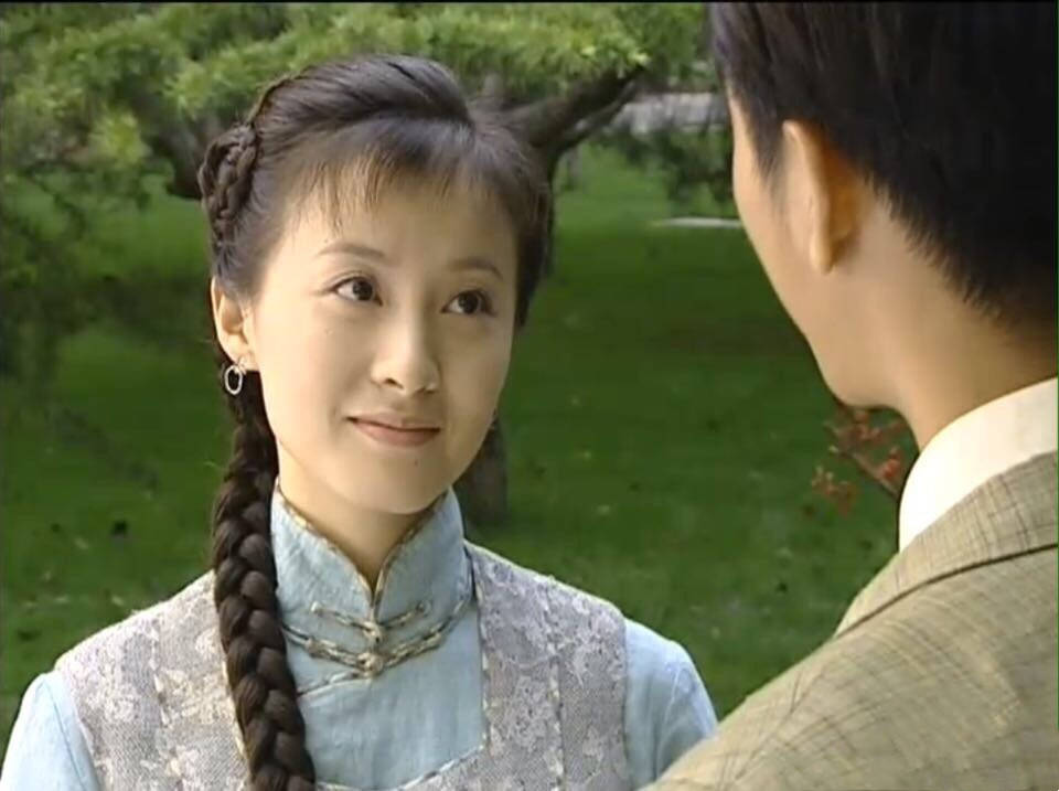 "可云"徐露:巅峰期退隐,嫁大7岁男友,46岁和17岁女儿似姐妹_琼瑶