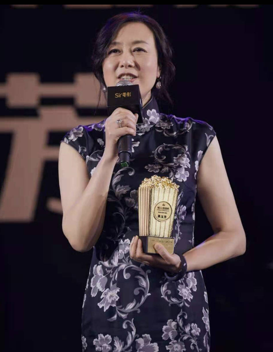 视觉|吴玉芳认真打扮挺贵气,穿黑色吊带裙优雅高级,老阿姨也是洋气人